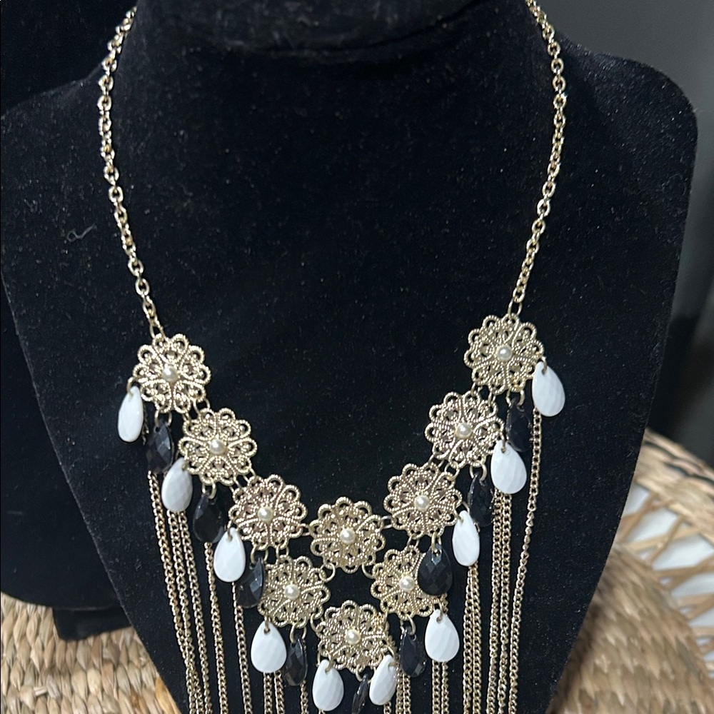 Elegant Gold and White Floral Necklace - Picture 3 of 7